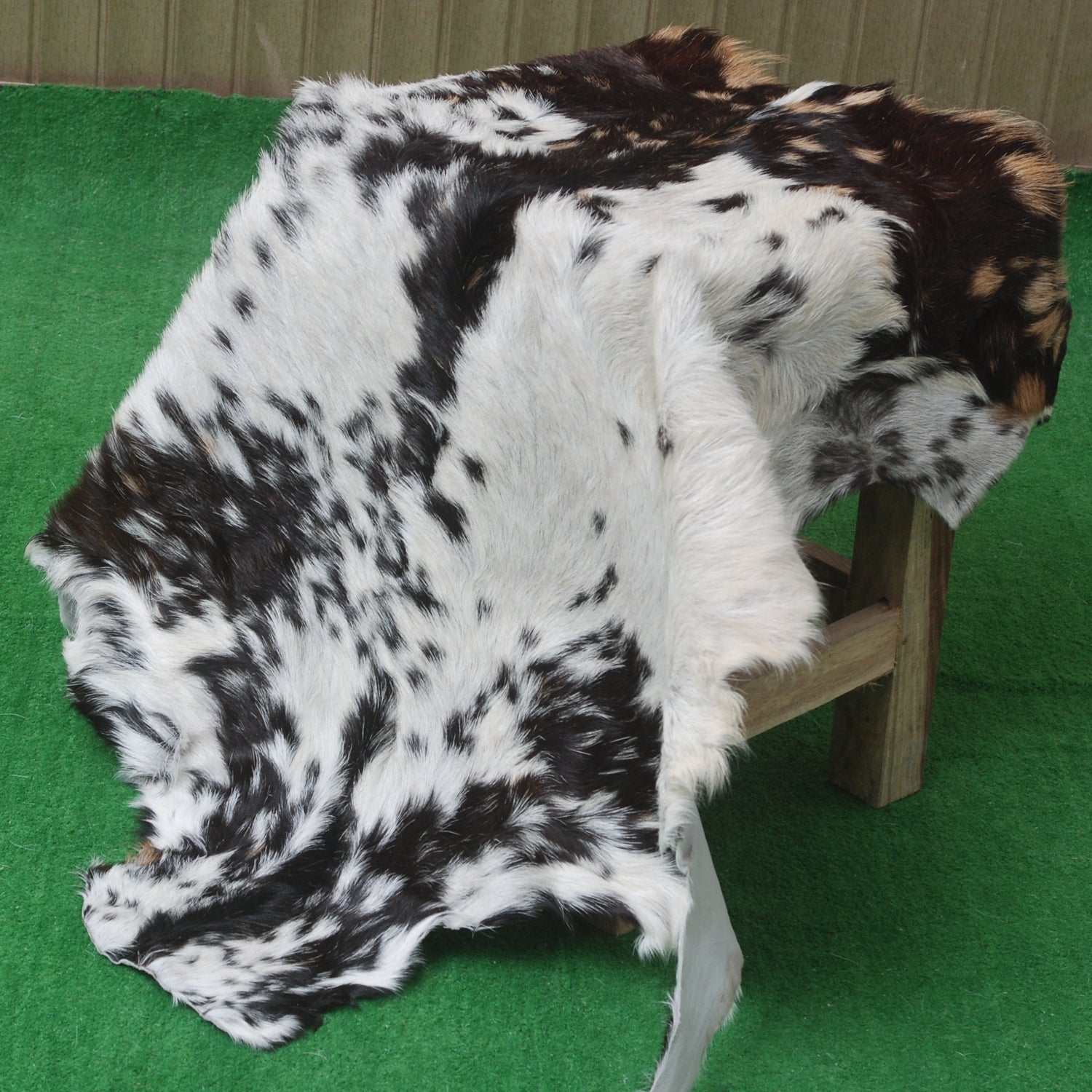 Decorative Black and White Goat Skin Rug - Genuine Leather for Sophisticated Spaces