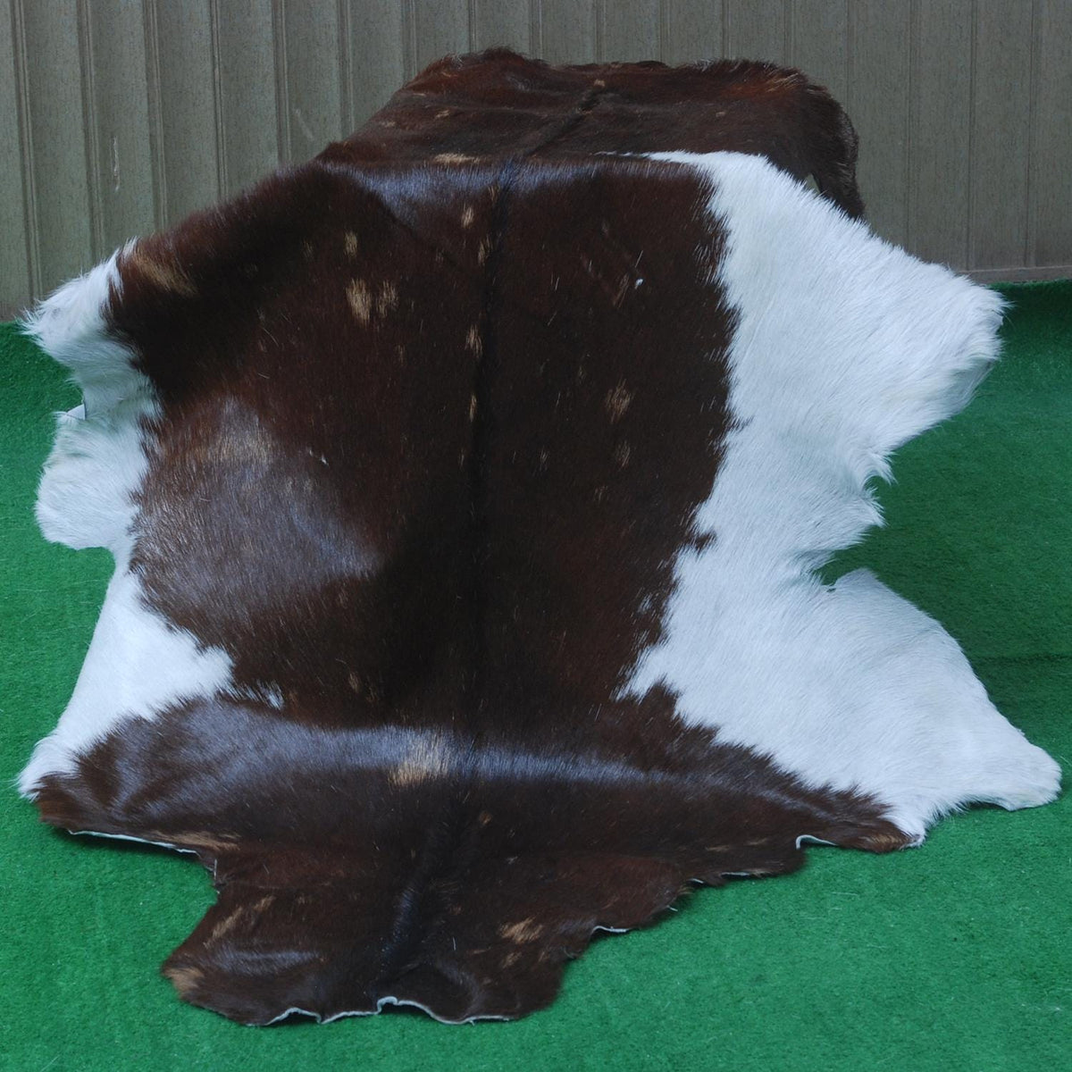 Luxurious Dark Brown & White Goat Skin Rug - Handmade Pure Goat Skin Floor Rugs for Stunning Natural Beauty & Eco-Friendly Charm