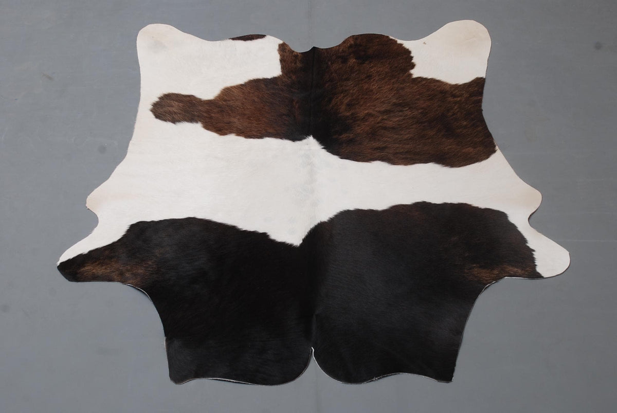 Luxurious Natural Cowhide Rug for Rustic Home Decor - Hypoallergenic, Non-Slip Backing, Handcrafted with Unique Beauty