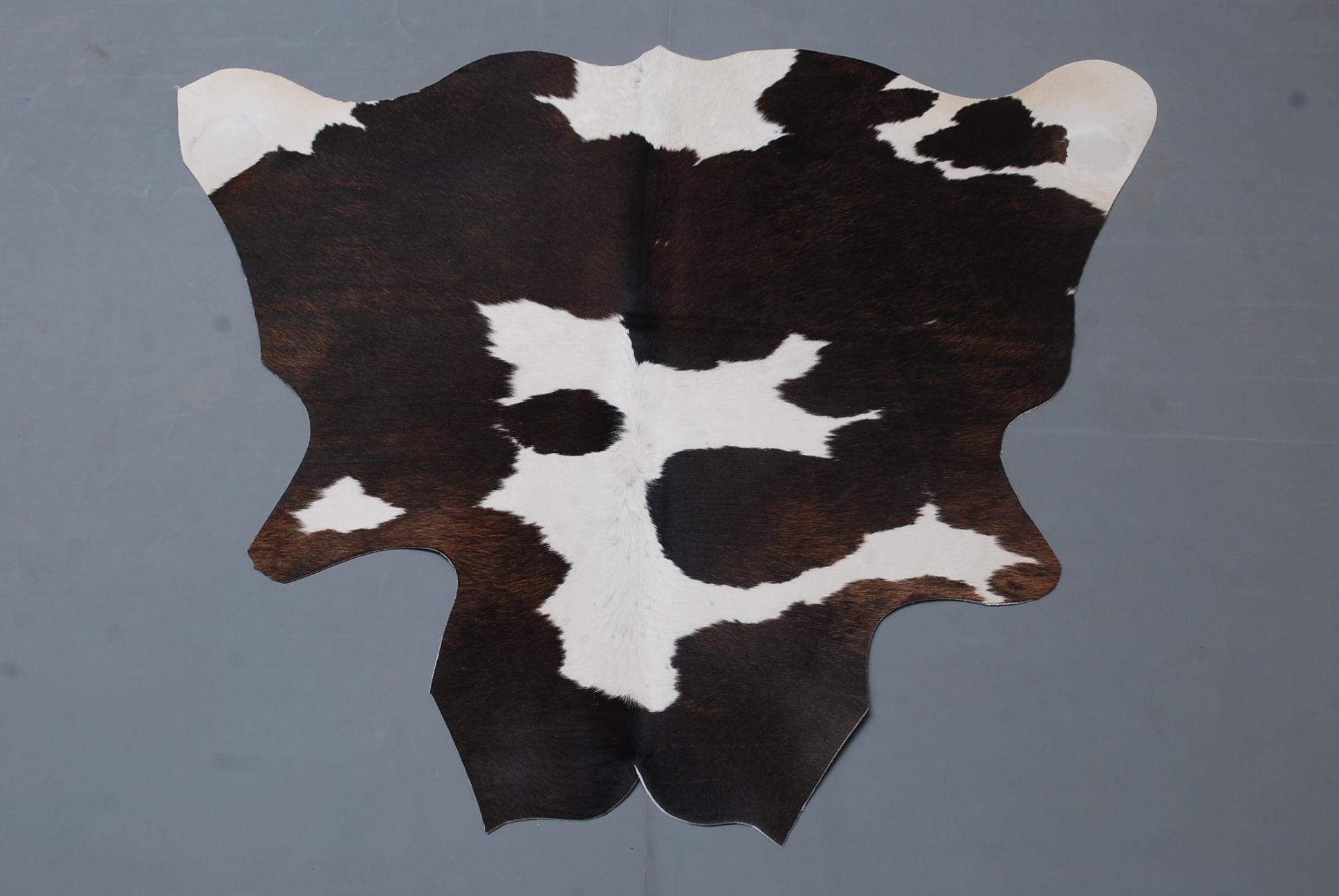 Luxurious Dark Brown & White Cowhide Rug - Hypoallergenic, Handcrafted, Durable - Versatile Medium Animal Print Area Rug